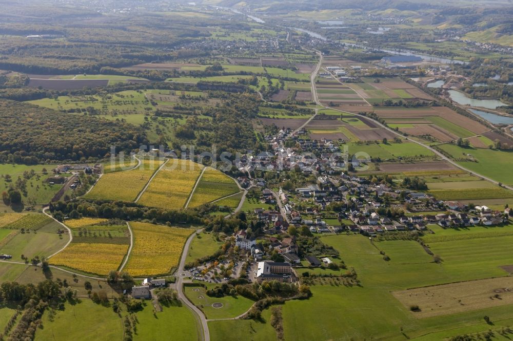 Luftaufnahme Perl OT Nennig - Ortsansicht des Stadtzentrums mit dem Schloßberg in Nennig im Bundesland Saarland