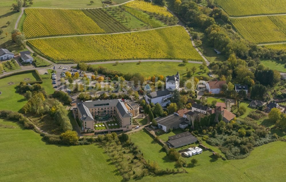 Luftbild Perl OT Nennig - Ortsansicht des Stadtzentrums mit dem Schloßberg in Nennig im Bundesland Saarland