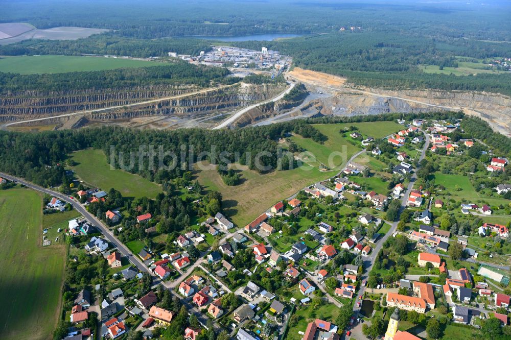 Oßling von oben - Ortsansicht am Tagebau- Rand in Oßling im Bundesland Sachsen, Deutschland