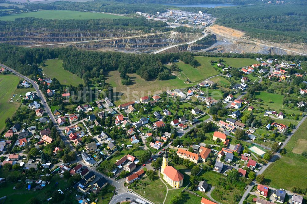 Oßling aus der Vogelperspektive: Ortsansicht am Tagebau- Rand in Oßling im Bundesland Sachsen, Deutschland