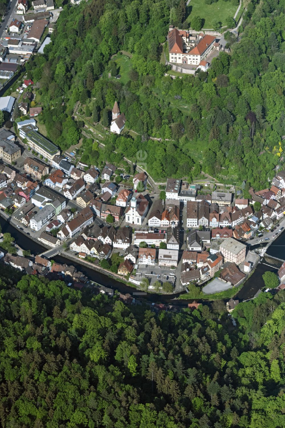 Neuenbürg von oben - Ortsansicht im Talbereich in Neuenbürg im Bundesland Baden-Württemberg, Deutschland