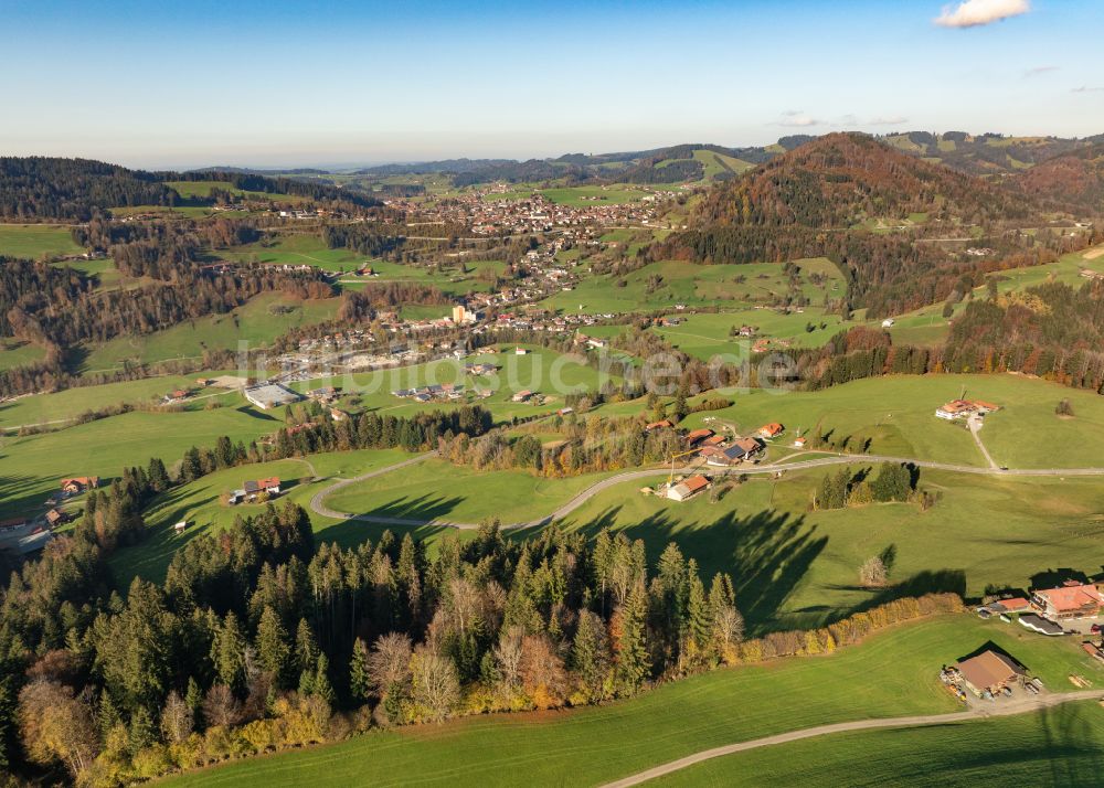 Oberstaufen aus der Vogelperspektive: Ortsansicht im Talbereich in Oberstaufen im Bundesland Bayern, Deutschland