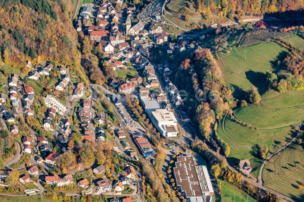 Luftaufnahme Bad Peterstal-Griesbach - Ortsansicht im Talbereich und Peterstaler Mineralquellen GmbH Bad Peterstal-Griesbach im Bundesland Baden-Württemberg, Deutschland