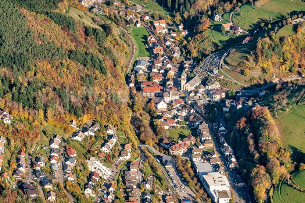 Bad Peterstal-Griesbach von oben - Ortsansicht im Talbereich und Peterstaler Mineralquellen GmbH Bad Peterstal-Griesbach im Bundesland Baden-Württemberg, Deutschland