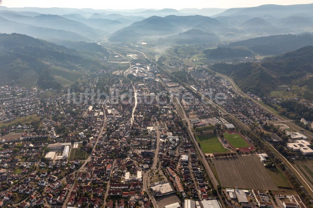 Luftbild Oberkirch - Ortsansicht im Talbereich der Rench vor den Schwarzwaldhängen in Oberkirch im Bundesland Baden-Württemberg, Deutschland