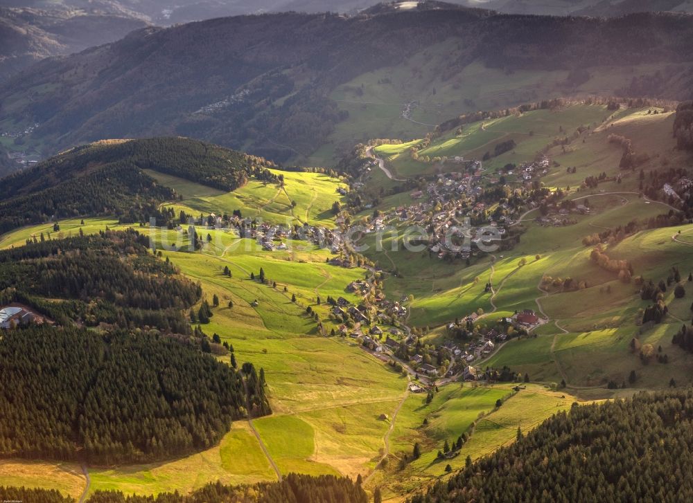 Todtnauberg aus der Vogelperspektive: Ortsansicht im Talbereich in Todtnauberg im Bundesland Baden-Württemberg, Deutschland