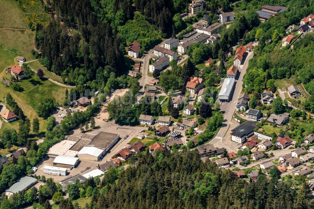 Schonach im Schwarzwald aus der Vogelperspektive: Ortsansicht im Talbereich von Triberg nach Schonach in Schonach im Schwarzwald im Bundesland Baden-Württemberg, Deutschland