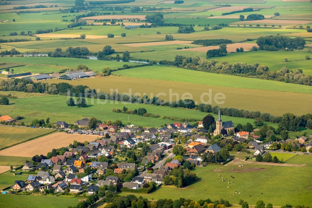 Till-Moyland aus der Vogelperspektive: Ortsansicht in Till-Moyland im Bundesland Nordrhein-Westfalen, Deutschland