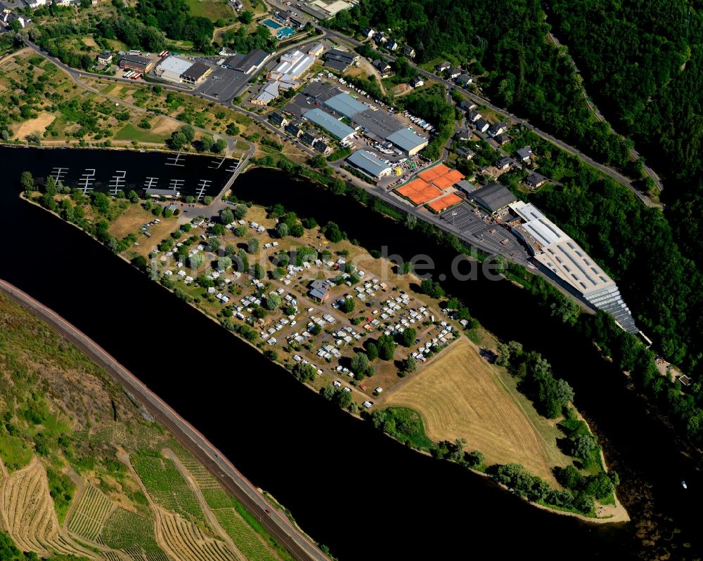 Luftaufnahme Treis-Karden - Ortsansicht von Treis-Karden und der Insel im Fluss Mosel im Bundesland Rheinland-Pfalz