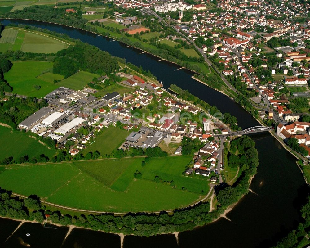 Straubing von oben - Ortsansicht am Uferbereich des des Donau- Flussverlaufes in Straubing im Bundesland Bayern, Deutschland