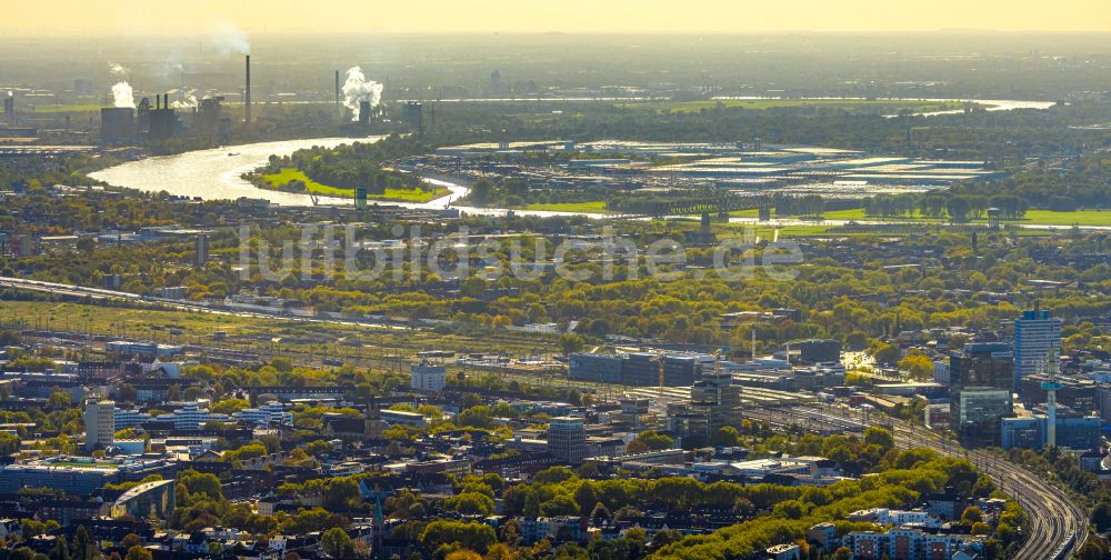 Duisburg von oben - Ortsansicht am Uferbereich des Rhein - Flußverlaufes in Duisburg im Bundesland Nordrhein-Westfalen, Deutschland