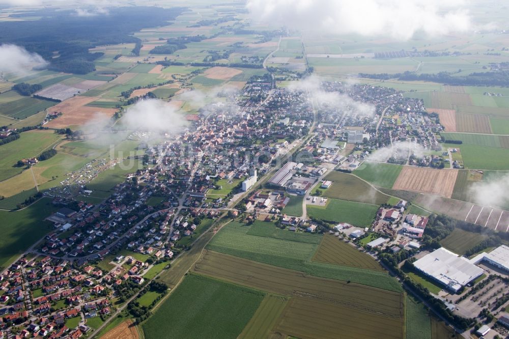 Geiselhöring aus der Vogelperspektive: Ortsansicht unter Wolken in Geiselhöring im Bundesland Bayern