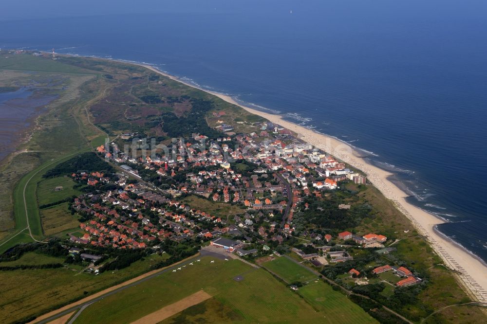 Luftaufnahme Wangerooge - Ortsansicht von Wangerooge auf der gleichnamigen Insel im Wattenmeer in der Nordsee im Bundesland Niedersachsen