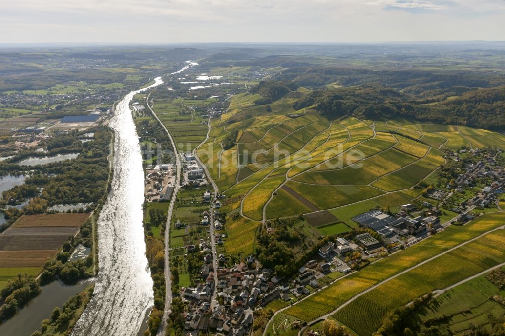 Wellenstein von oben - Ortsansicht von Wellenstein am Ufer der Saar in der Gemeinde Schengen im Großherzogtum Luxemburg