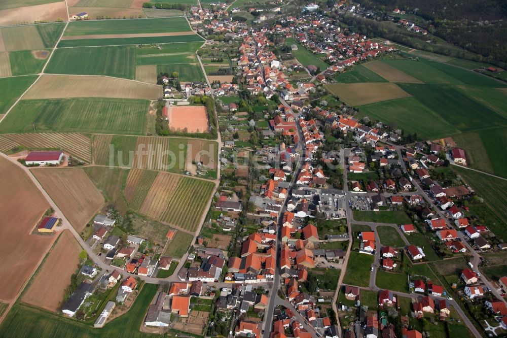 Wendelsheim aus der Vogelperspektive: Ortsansicht von Wendelsheim ist eine Ortsgemeinde im Landkreis Alzey-Worms in Rheinland-Pfalz