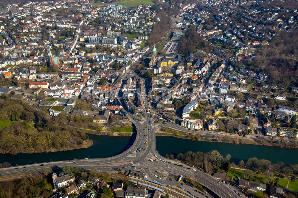 Luftaufnahme Werden - Ortsansicht von Werden am Ufer der Ruhr mit der Gustav-Heinemann- Brücke, Folkwang Universität der Künste und der Basilika St.Ludgerus im Bundesland Nordrhein-Westfalen