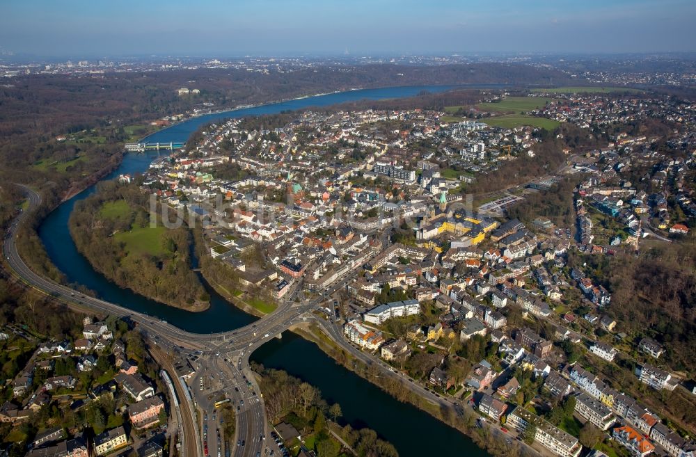 Luftaufnahme Werden - Ortsansicht von Werden am Ufer der Ruhr mit der Gustav-Heinemann- Brücke, Folkwang Universität der Künste und der Basilika St.Ludgerus im Bundesland Nordrhein-Westfalen