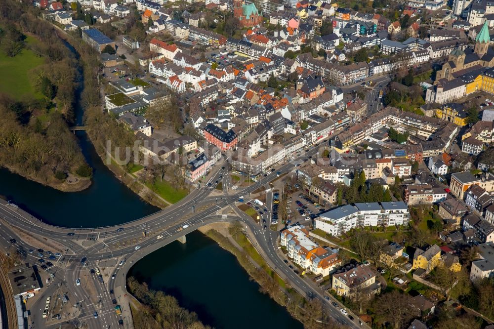 Werden von oben - Ortsansicht von Werden am Ufer der Ruhr mit der Gustav-Heinemann- Brücke, Folkwang Universität der Künste und der Basilika St.Ludgerus im Bundesland Nordrhein-Westfalen