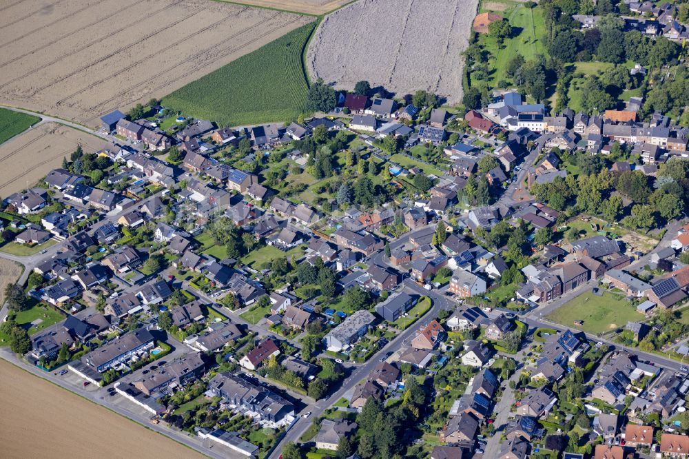 Wickrath-West aus der Vogelperspektive: Ortsansicht in Wickrath-West im Bundesland Nordrhein-Westfalen, Deutschland