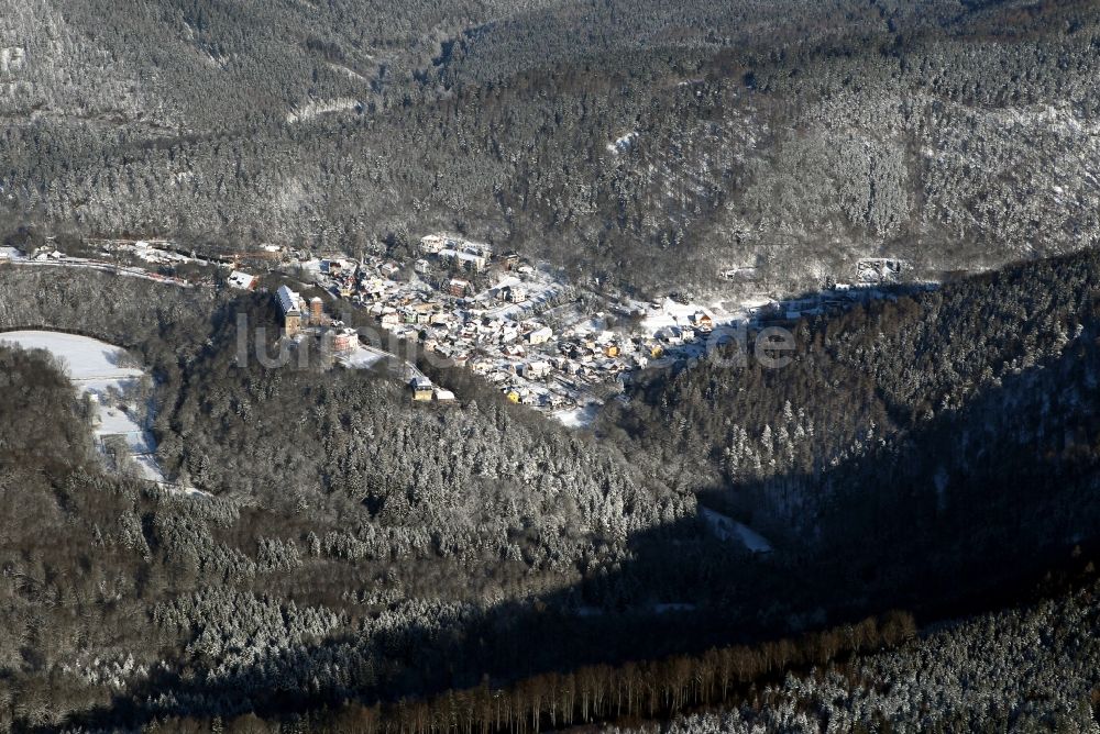 Schwarzburg von oben - Ortsansicht des winterlich schneebedeckten Schwarzburg mit dem Schloss über der Ortschaft im Bundesland Thüringen