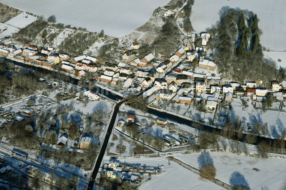 Niederfinow von oben - Ortsansicht des winterlich verschneiten Dorfes Niederfinow entlang des Flusses Alte Finow im Bundesland Brandenburg