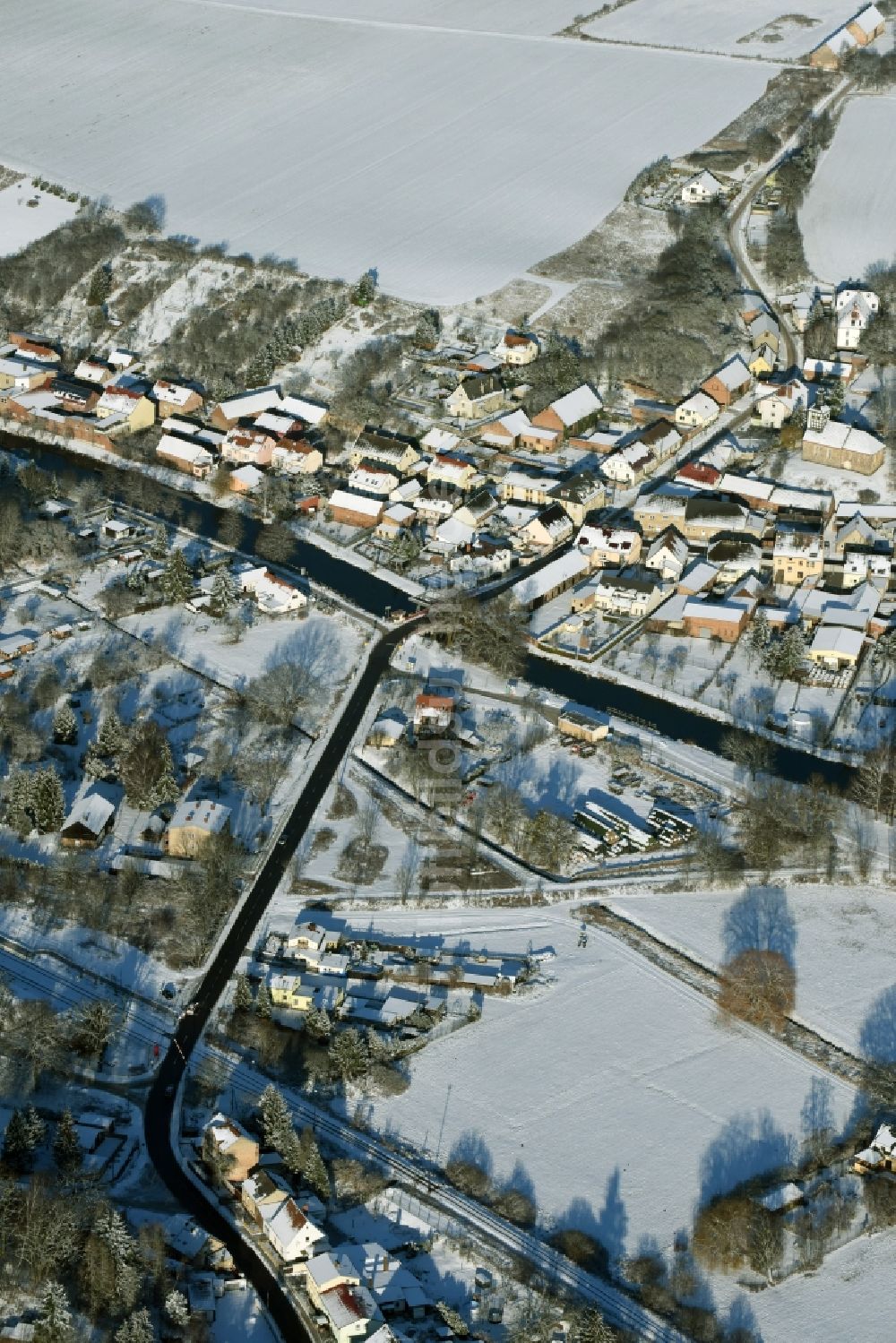 Niederfinow von oben - Ortsansicht des winterlich verschneiten Dorfes Niederfinow entlang des Flusses Alte Finow im Bundesland Brandenburg