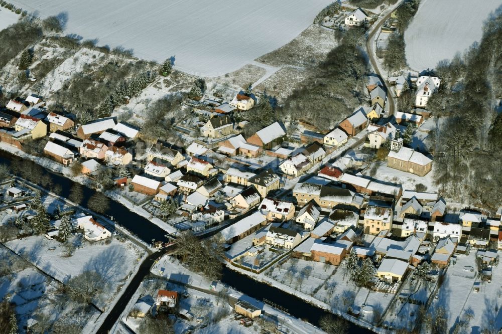 Luftbild Niederfinow - Ortsansicht des winterlich verschneiten Dorfes Niederfinow entlang des Flusses Alte Finow im Bundesland Brandenburg