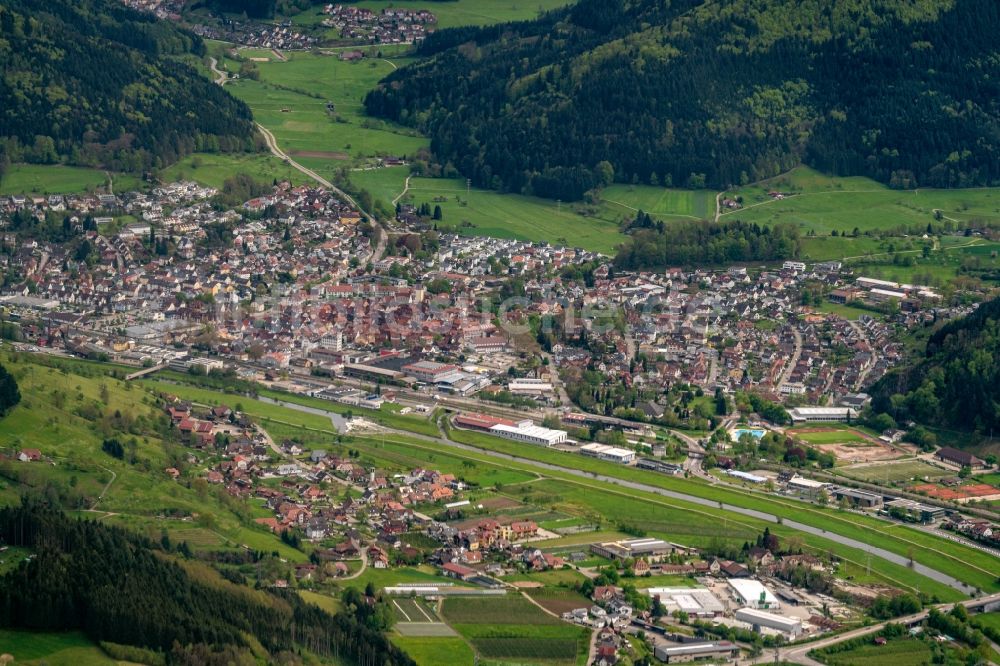 Luftbild Haslach im Kinzigtal - Ortsansicht mit Wohngebiet und Mischbebauung in Haslach im Kinzigtal im Bundesland Baden-Württemberg, Deutschland