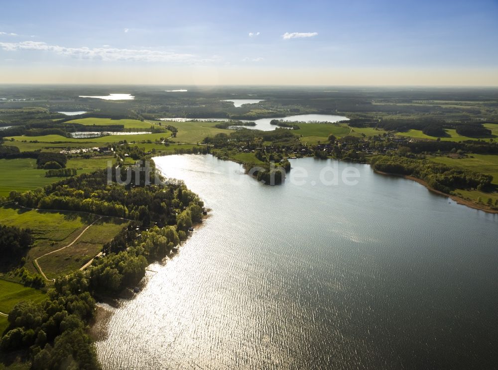 Luftaufnahme Wustrow - Ortsansicht von Wustrow in der Landschaft zwischen Klenzsee und Plätlingsee im Bundesland Mecklenburg-Vorpommern