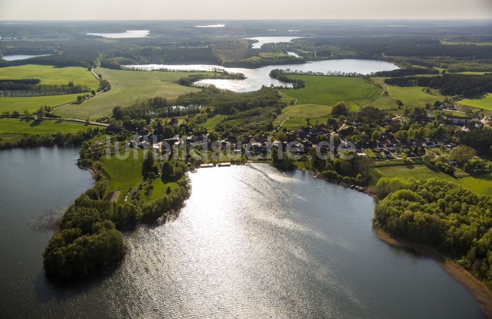 Wustrow von oben - Ortsansicht von Wustrow in der Landschaft zwischen Klenzsee und Plätlingsee im Bundesland Mecklenburg-Vorpommern