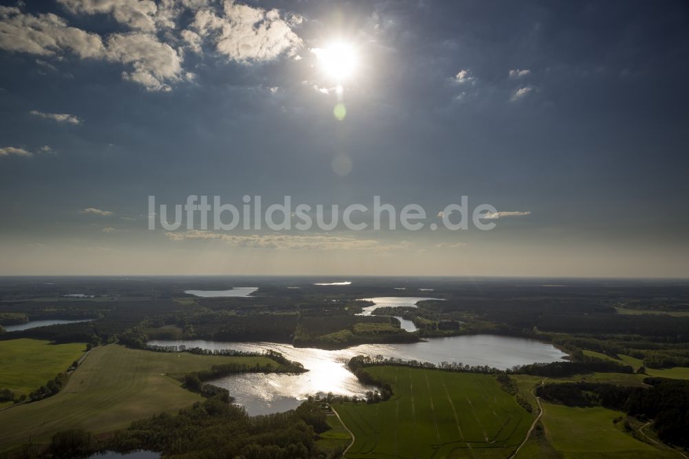 Wustrow aus der Vogelperspektive: Ortsansicht von Wustrow in der Landschaft zwischen Klenzsee und Plätlingsee im Bundesland Mecklenburg-Vorpommern