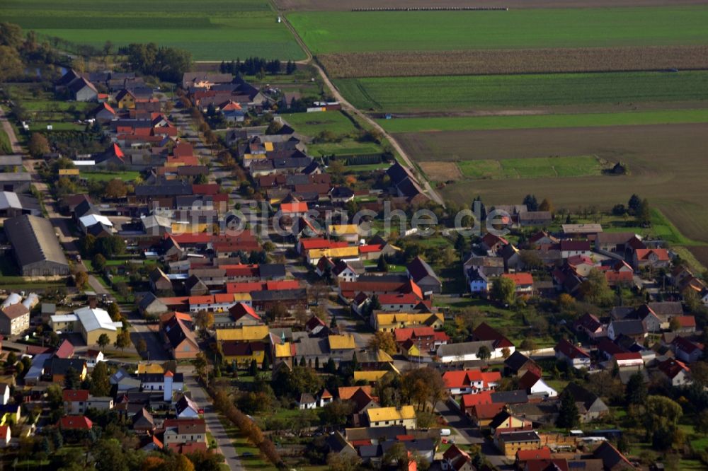 Görschlitz von oben - Ortsansicht vom Zentrum entlang der Dorfstraße in Görschlitz im Bundesland Sachsen