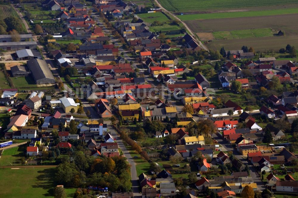 Görschlitz aus der Vogelperspektive: Ortsansicht vom Zentrum entlang der Dorfstraße in Görschlitz im Bundesland Sachsen