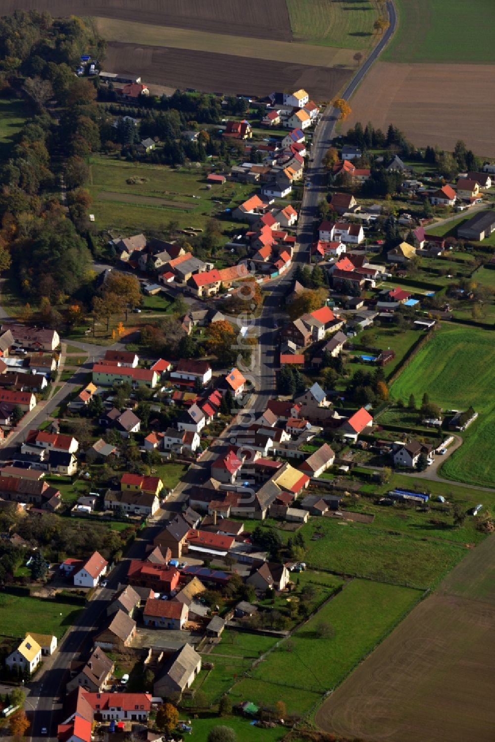 Luftaufnahme Kossa - Ortsansicht vom Zentrum entlang der Hauptstraße in Kossa im Bundesland Sachsen