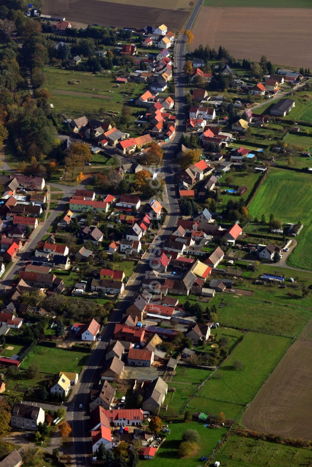 Kossa von oben - Ortsansicht vom Zentrum entlang der Hauptstraße in Kossa im Bundesland Sachsen