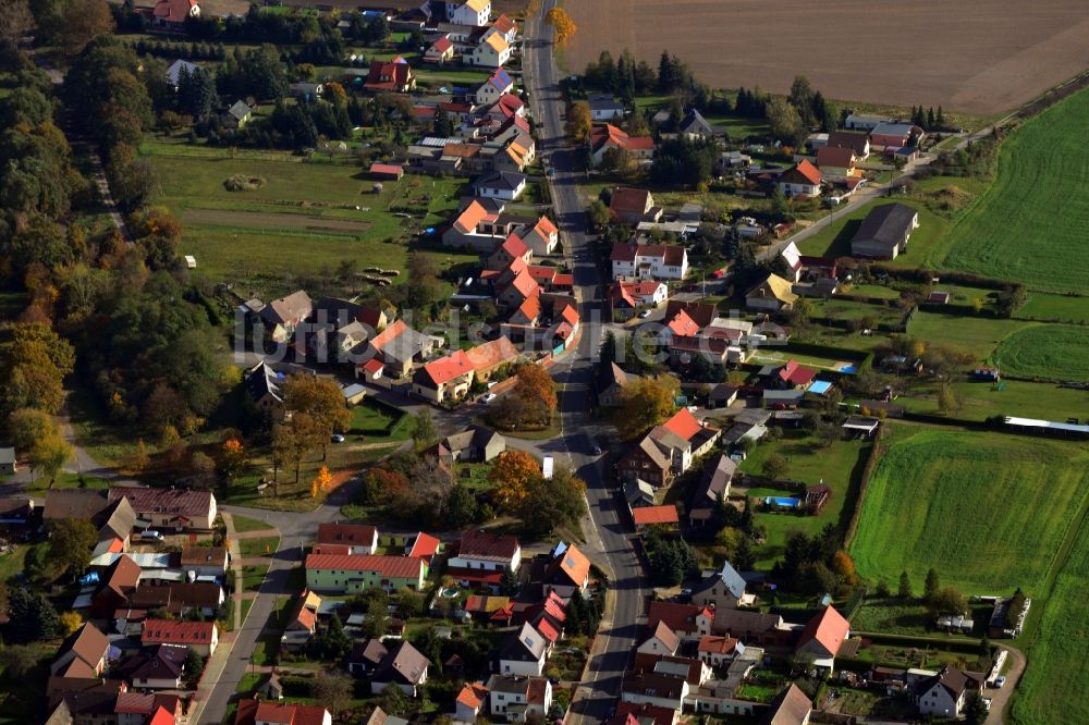 Kossa aus der Vogelperspektive: Ortsansicht vom Zentrum entlang der Hauptstraße in Kossa im Bundesland Sachsen