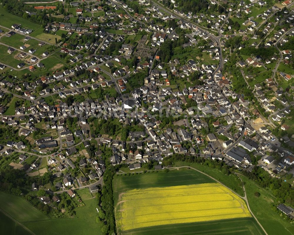 Niederzissen aus der Vogelperspektive: Ortsansicht des Zentrums der Ortsgemeinde Niederzissen im Bundesland Rheinland-Pfalz