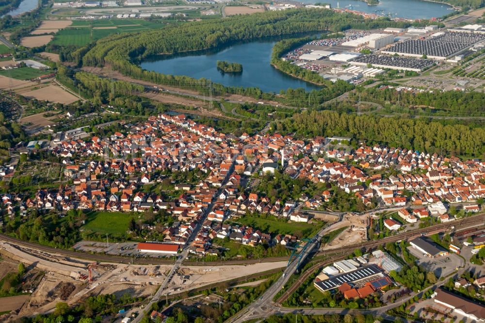 Wörth am Rhein aus der Vogelperspektive: Ortsansicht zwischen Bahn, B9 und Daimler-LKW-Werk in Wörth am Rhein im Bundesland Rheinland-Pfalz, Deutschland