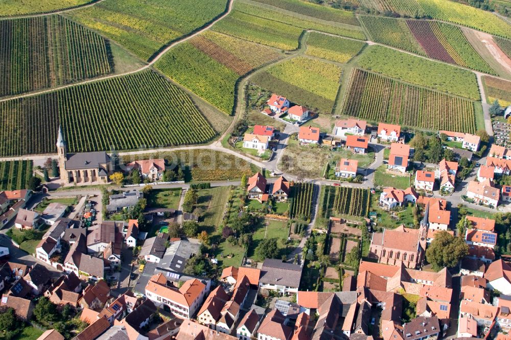 Birkweiler aus der Vogelperspektive: Ortsbereich am Weinbaugebiet in Birkweiler im Bundesland Rheinland-Pfalz, Deutschland