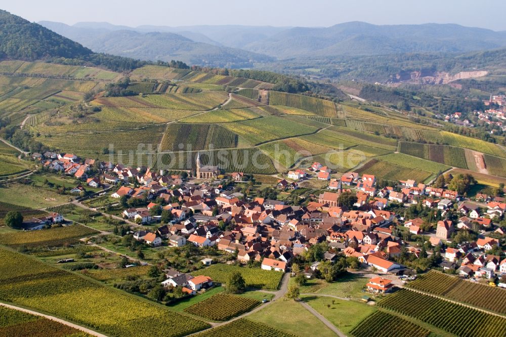 Luftaufnahme Birkweiler - Ortsbereich am Weinbaugebiet in Birkweiler im Bundesland Rheinland-Pfalz, Deutschland