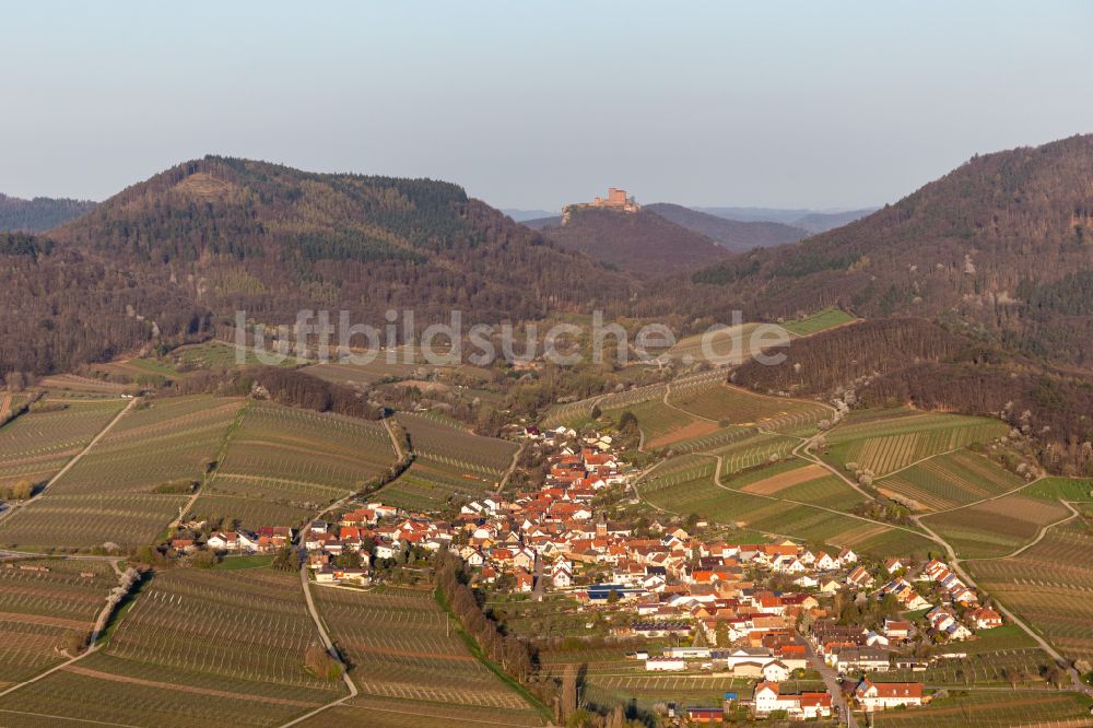 Luftbild Birkweiler - Ortsbereich am Weinbaugebiet in Birkweiler im Bundesland Rheinland-Pfalz, Deutschland