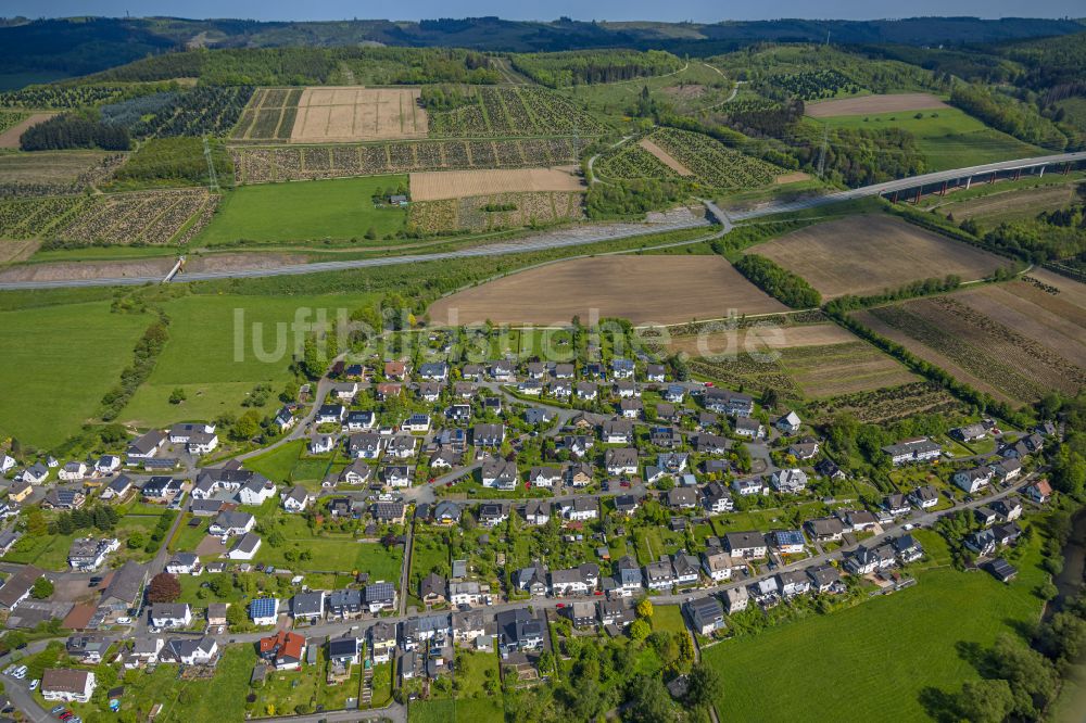 Luftaufnahme Bestwig - Ortsbereich am Weinbaugebiet am Flussverlauf der Ruhr im Ortsteil Velmede in Bestwig im Bundesland Nordrhein-Westfalen, Deutschland