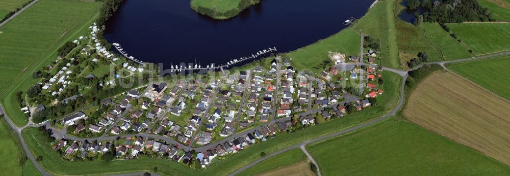 Luftaufnahme Hennstedt - Ortschaft an den Fluss- Uferbereichen der Eider in Hennstedt im Bundesland Schleswig-Holstein