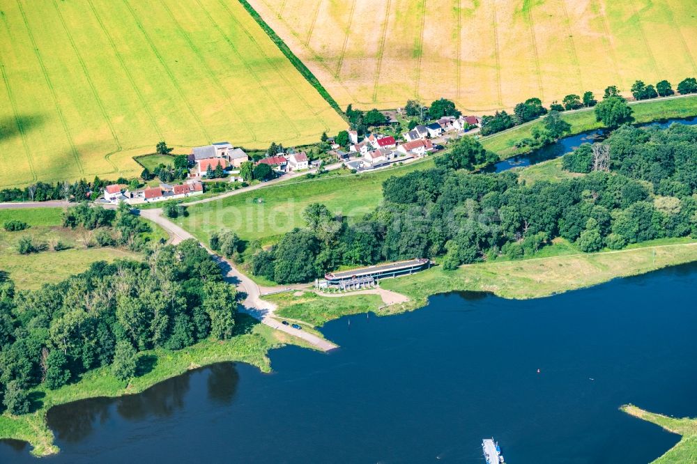 Alt Tochheim von oben - Ortschaft an den Fluss- Uferbereichen Elbe in Alt Tochheim im Bundesland Sachsen-Anhalt, Deutschland