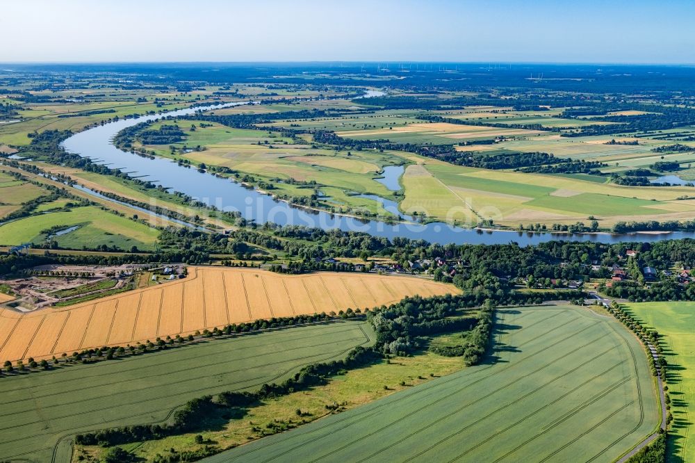 Luftbild Brackede - Ortschaft an den Fluss- Uferbereichen Elbe in Brackede im Bundesland Niedersachsen, Deutschland