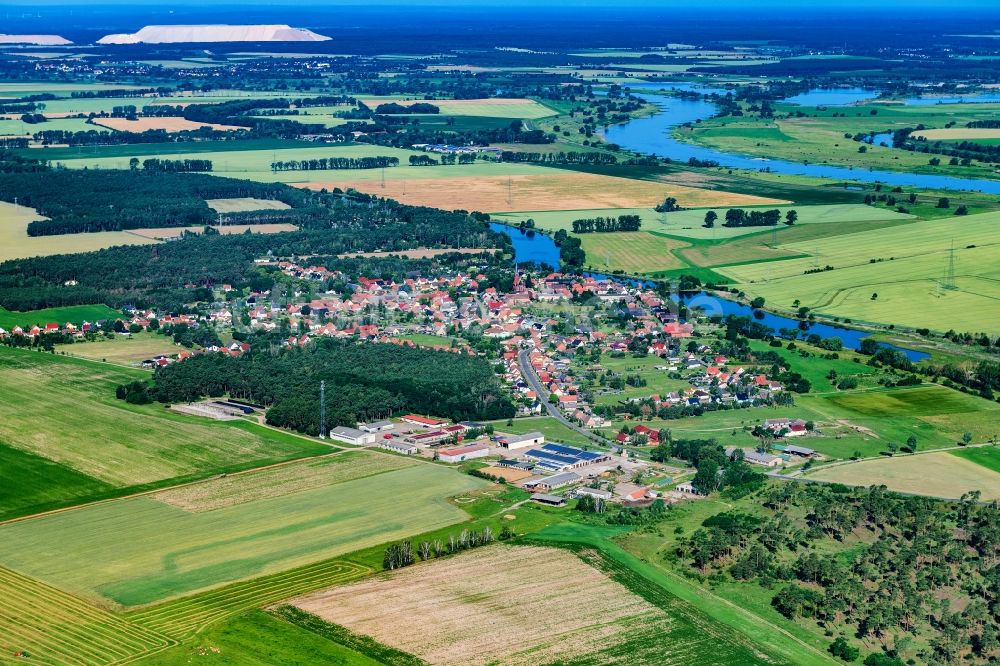 Parchau aus der Vogelperspektive: Ortschaft an den Fluss- Uferbereichen Elbe in Parchau im Bundesland Sachsen-Anhalt, Deutschland