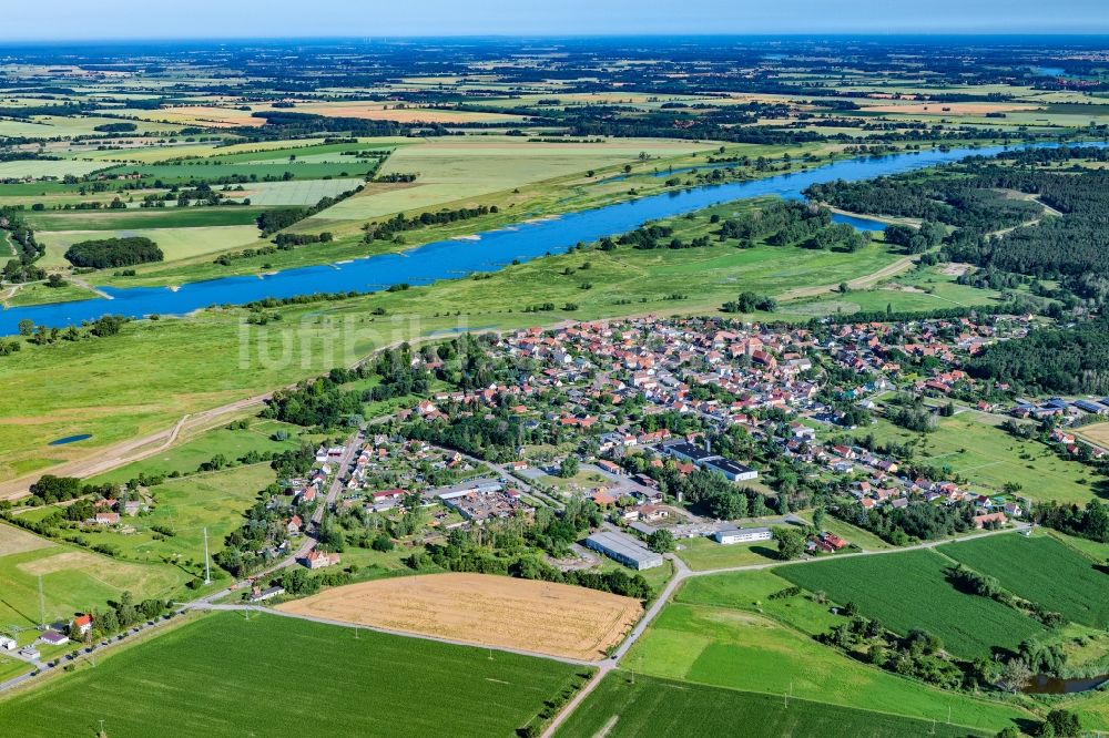 Sandau (Elbe) von oben - Ortschaft an den Fluss- Uferbereichen Elbe in Sandau (Elbe) im Bundesland Sachsen-Anhalt, Deutschland