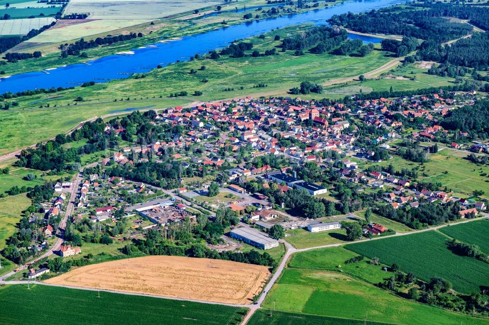 Sandau (Elbe) aus der Vogelperspektive: Ortschaft an den Fluss- Uferbereichen Elbe in Sandau (Elbe) im Bundesland Sachsen-Anhalt, Deutschland