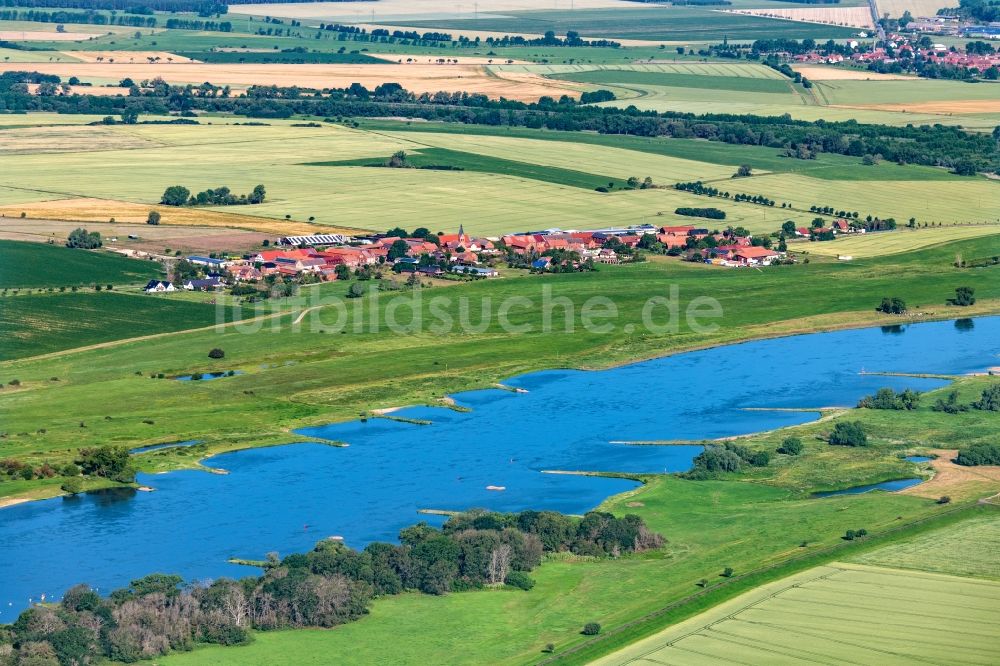 Schelldorf von oben - Ortschaft an den Fluss- Uferbereichen Elbe in Schelldorf im Bundesland Sachsen-Anhalt, Deutschland