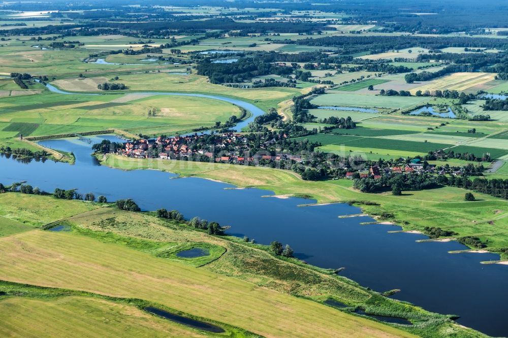 Schnackenburg aus der Vogelperspektive: Ortschaft an den Fluss- Uferbereichen Elbe in Schnackenburg im Bundesland Niedersachsen, Deutschland